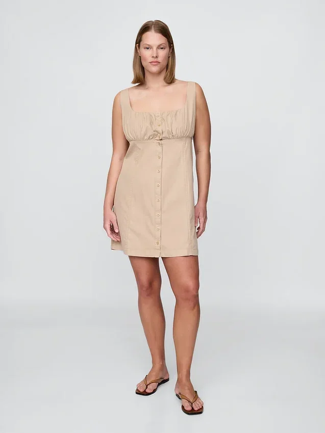 Vestido fruncido con botones en el frente