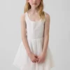Vestido infantil con ojales