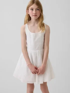 Vestido infantil con ojales