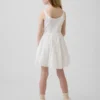 Vestido infantil con ojales