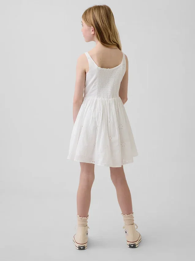 Vestido infantil con ojales