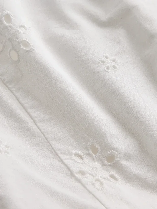 Vestido infantil con ojales