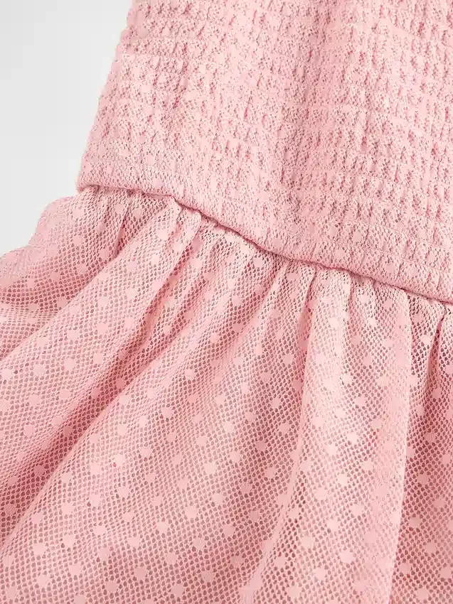 Vestido infantil de malla con volantes y mangas casquillo