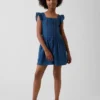 Vestido infantil de mangas con volantes y ribete de encaje