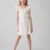 Vestido infantil de mangas con volantes y ribete de encaje