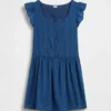 Vestido infantil de mangas con volantes y ribete de encaje