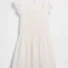 Vestido infantil de mangas con volantes y ribete de encaje