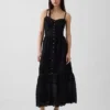 Vestido largo con botones en el frente y ribete de encaje
