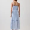 Vestido largo con botones en el frente y ribete de encaje