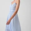 Vestido largo con botones en el frente y ribete de encaje