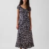 Vestido largo con cuello en V y dobladillo con volantes