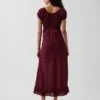 Vestido largo con cuello en V y dobladillo con volantes