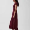 Vestido largo con cuello en V y dobladillo con volantes