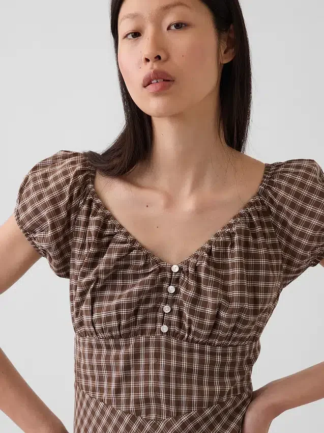 Vestido largo con cuello en V y dobladillo con volantes
