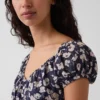 Vestido largo con cuello en V y dobladillo con volantes