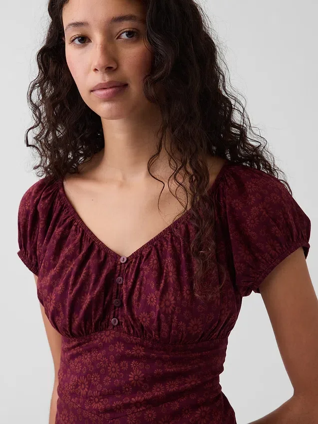 Vestido largo con cuello en V y dobladillo con volantes