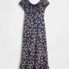 Vestido largo con cuello en V y dobladillo con volantes