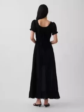 Vestido largo con mangas abullonadas bordadas