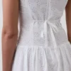 Vestido largo de cintura baja con ojales
