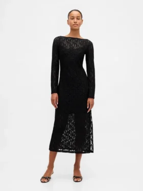 Vestido largo de encaje con mangas acampanadas