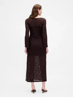 Vestido largo de encaje con mangas acampanadas