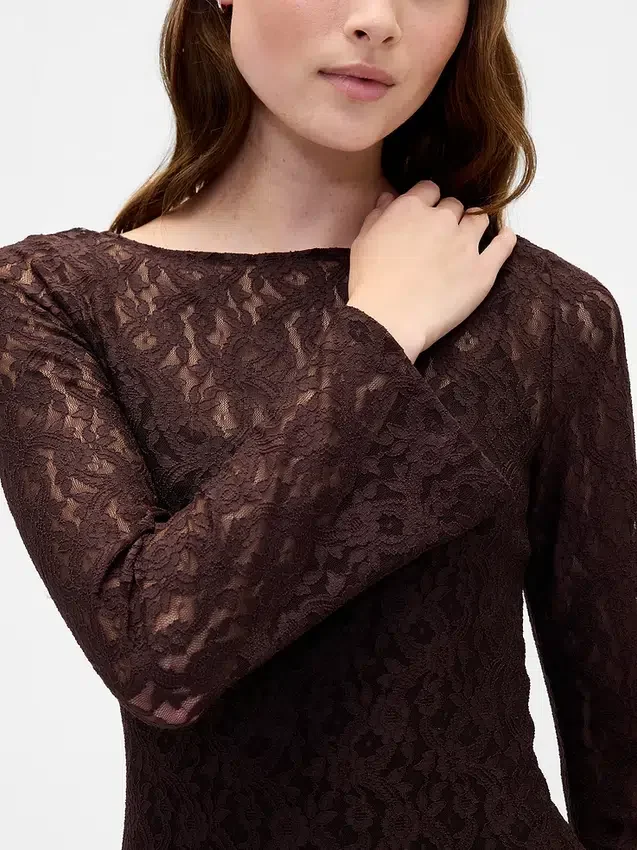 Vestido largo de encaje con mangas acampanadas