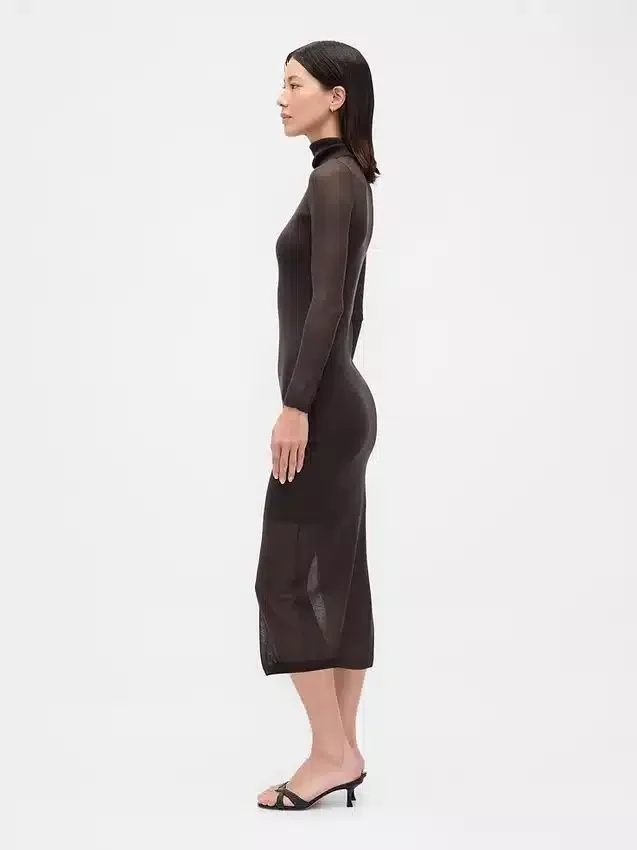 Vestido largo de jerséu transparente con cuello alto