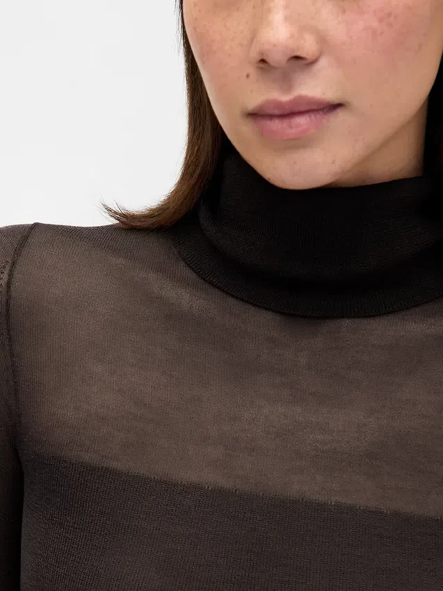 Vestido largo de jerséu transparente con cuello alto
