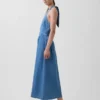 Vestido largo de mezclilla con cuello halter y lazo en la espalda