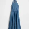 Vestido largo de mezclilla con cuello halter y lazo en la espalda