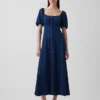 Vestido largo de mezclilla con mangas abullonadas y cierre frontal con botones