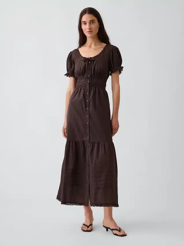Vestido largo en capas con cuello redondo y ribete de encaje