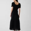 Vestido largo en capas con cuello redondo y ribete de encaje