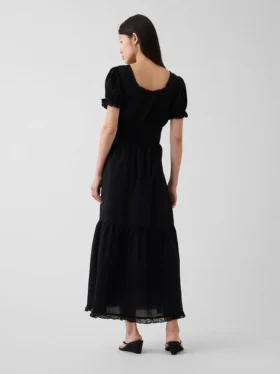 Vestido largo en capas con cuello redondo y ribete de encaje