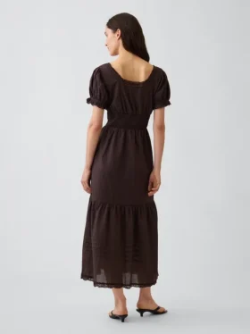 Vestido largo en capas con cuello redondo y ribete de encaje