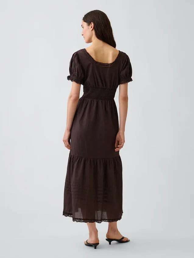 Vestido largo en capas con cuello redondo y ribete de encaje