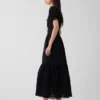 Vestido largo en capas con cuello redondo y ribete de encaje