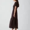 Vestido largo en capas con cuello redondo y ribete de encaje