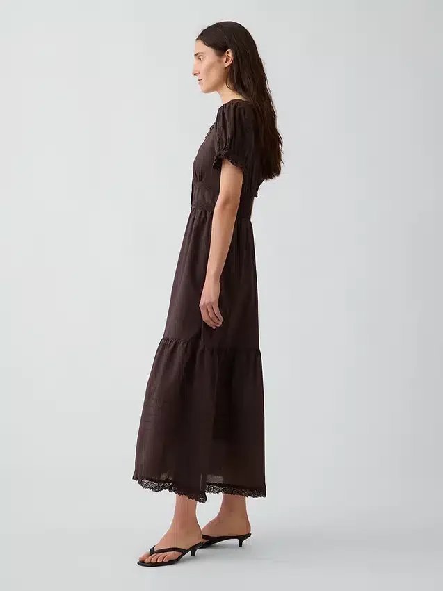 Vestido largo en capas con cuello redondo y ribete de encaje