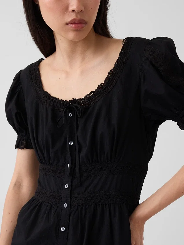 Vestido largo en capas con cuello redondo y ribete de encaje