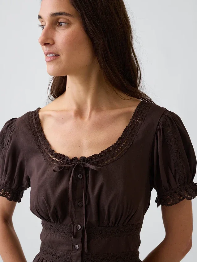 Vestido largo en capas con cuello redondo y ribete de encaje