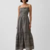 Vestido largo en capas con ojales