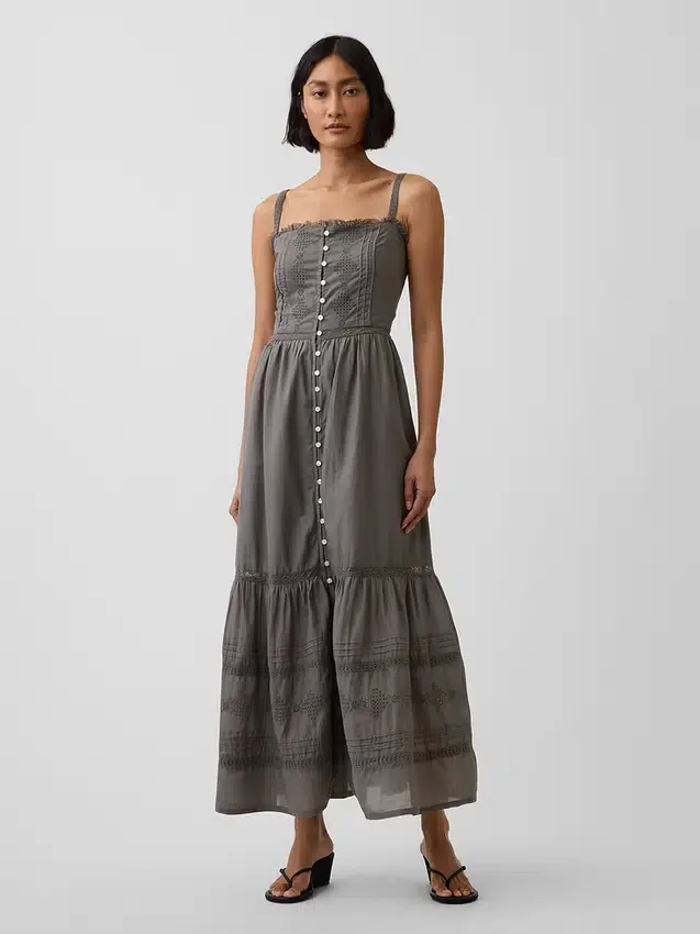 Vestido largo en capas con ojales