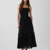 Vestido largo en capas con ojales