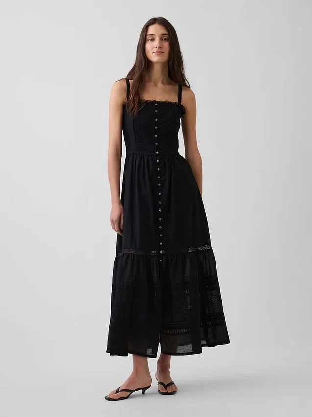Vestido largo en capas con ojales