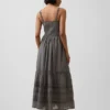 Vestido largo en capas con ojales
