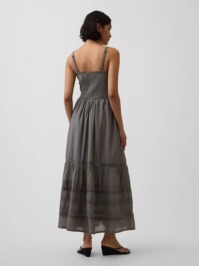 Vestido largo en capas con ojales