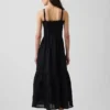 Vestido largo en capas con ojales