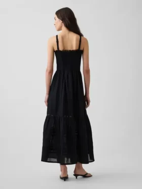 Vestido largo en capas con ojales