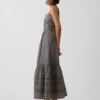 Vestido largo en capas con ojales